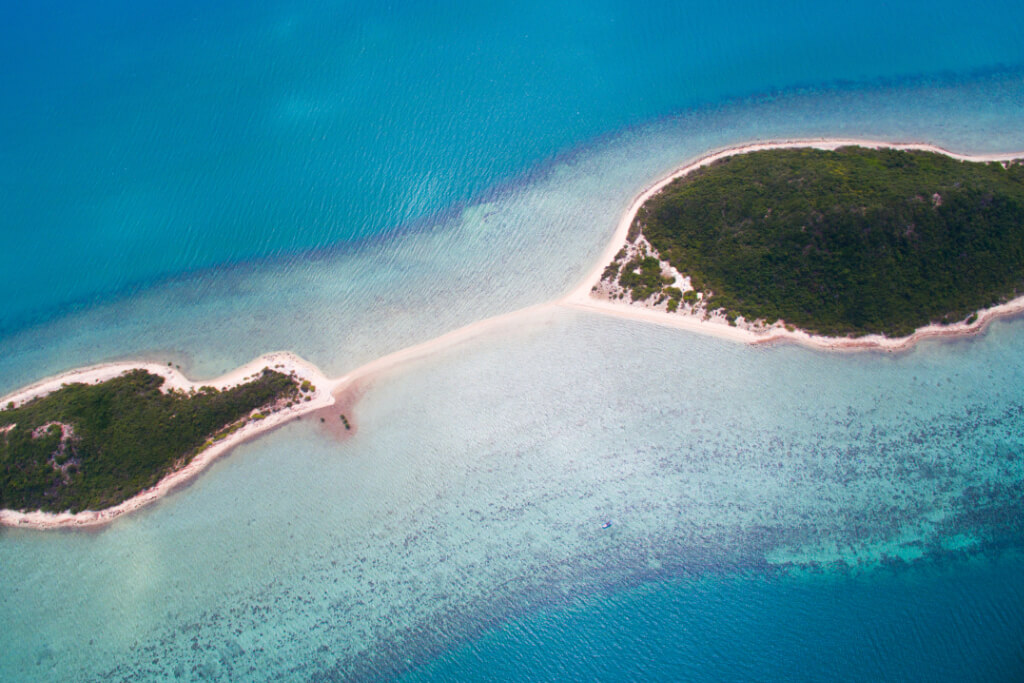 Diep Son – Luftbild von zwei kleinen Inseln, die mit einer Sandbank verbunden sind