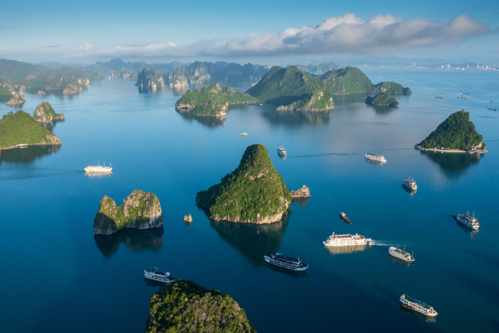 Luftbild Inseln in der Halongbucht,in der Mitte: Titop Island, und Ausflugsboote