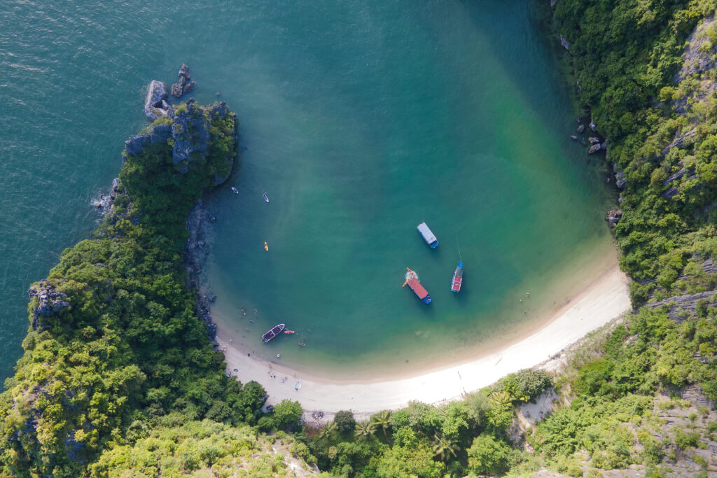 Kleine Bucht mit Strand in der Lan Ha Bay, Luftbild senkrecht von oben