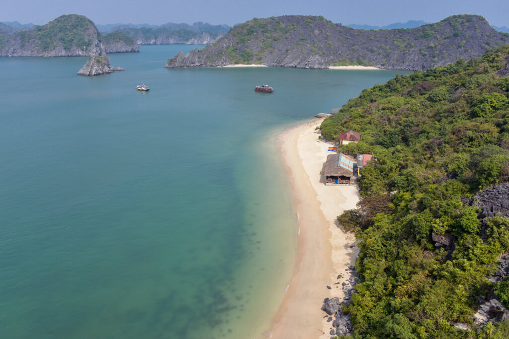 Luftbild des Monkey Beach in der Lan Ha Bay in Vietnam