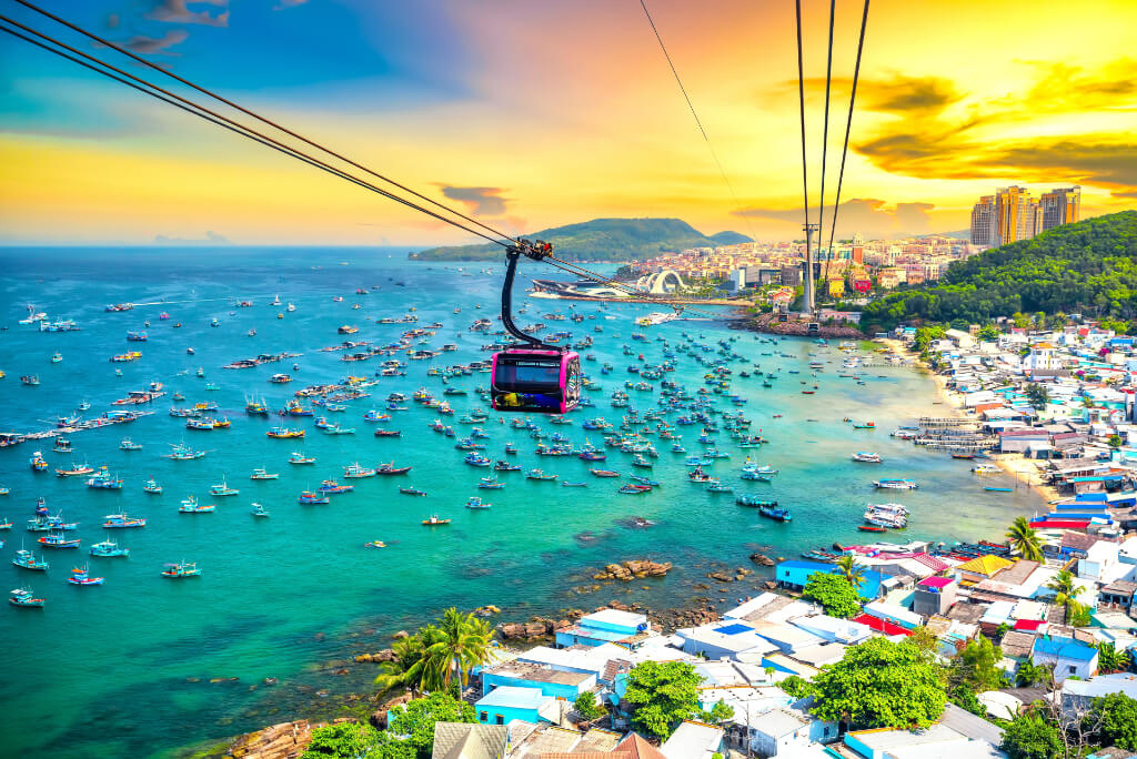 Luftbild von Seilbahn und Sunset Village auf Phu Quoc bei Sonnenuntergang