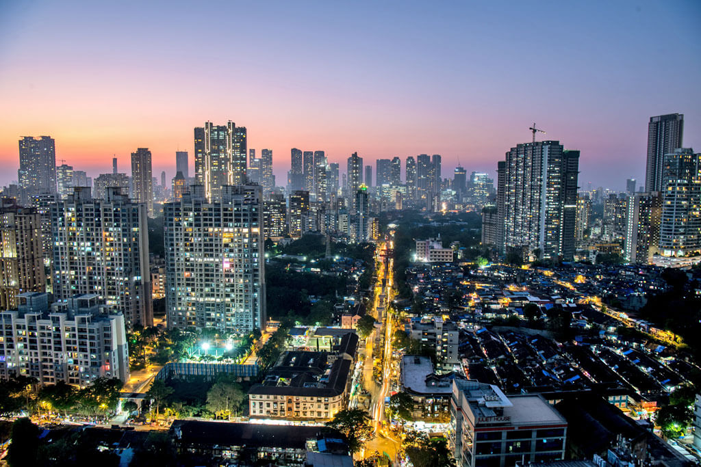 Luftaufnahme auf die Skyline bei Sonnenuntergang