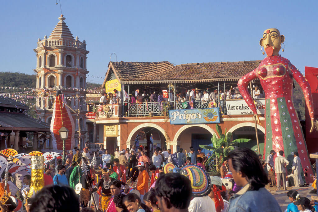 Viele Menschen und eine große Puppe in den Bollywood Studios