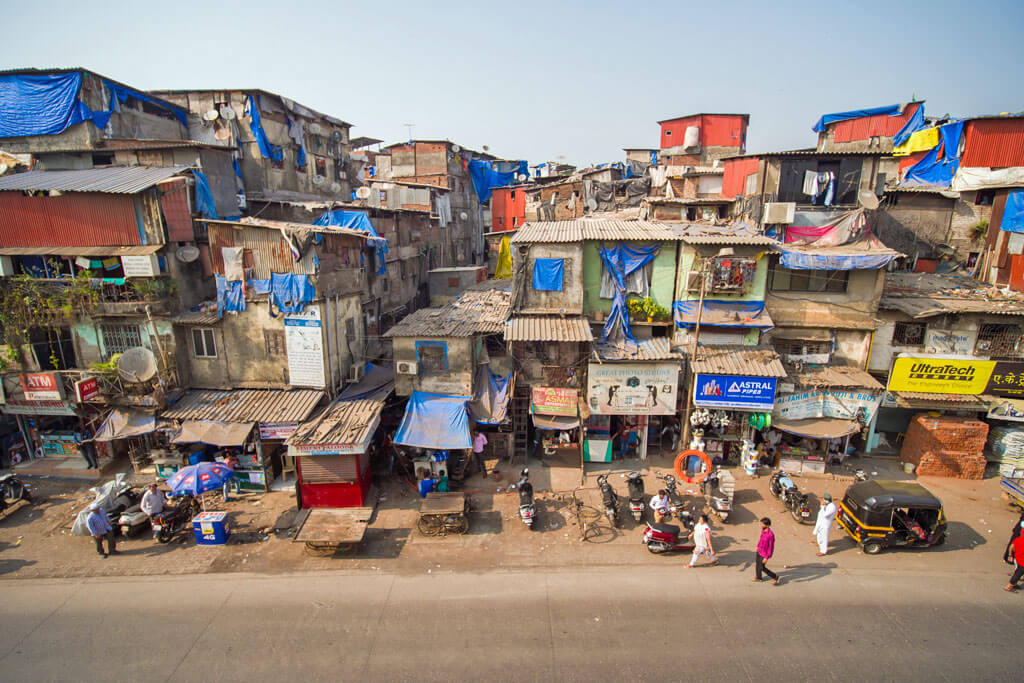 Häuser mit Wellblech-Dächern in einem Slum in Mumbai