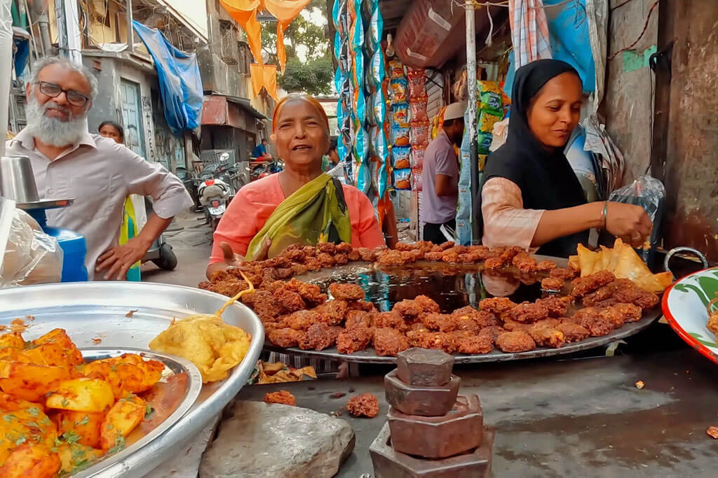Eine Straßenküche mit verschiedenen Gerichten