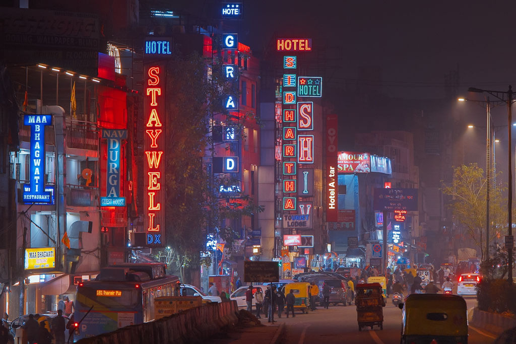 Neu Delhi Neon-Anzeigen der Hotels bei Nacht